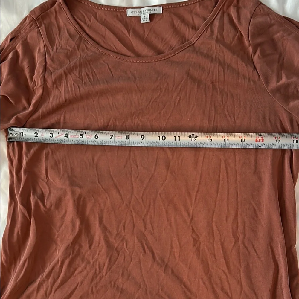 Green Envelope Mauve Short Sleeve Top with Tie Details - Picture 4 of 6
